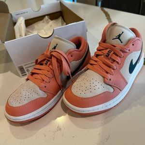 Nike Air Jordan 1 Low size 6 women EUC